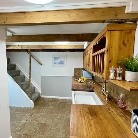 Cosy, Cornish Character Near The Sea! *